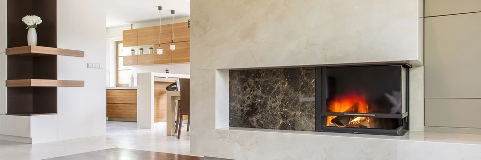 Intérieur résidentiel moderne avec cheminée contemporaine encastrée dans mur en béton ciré